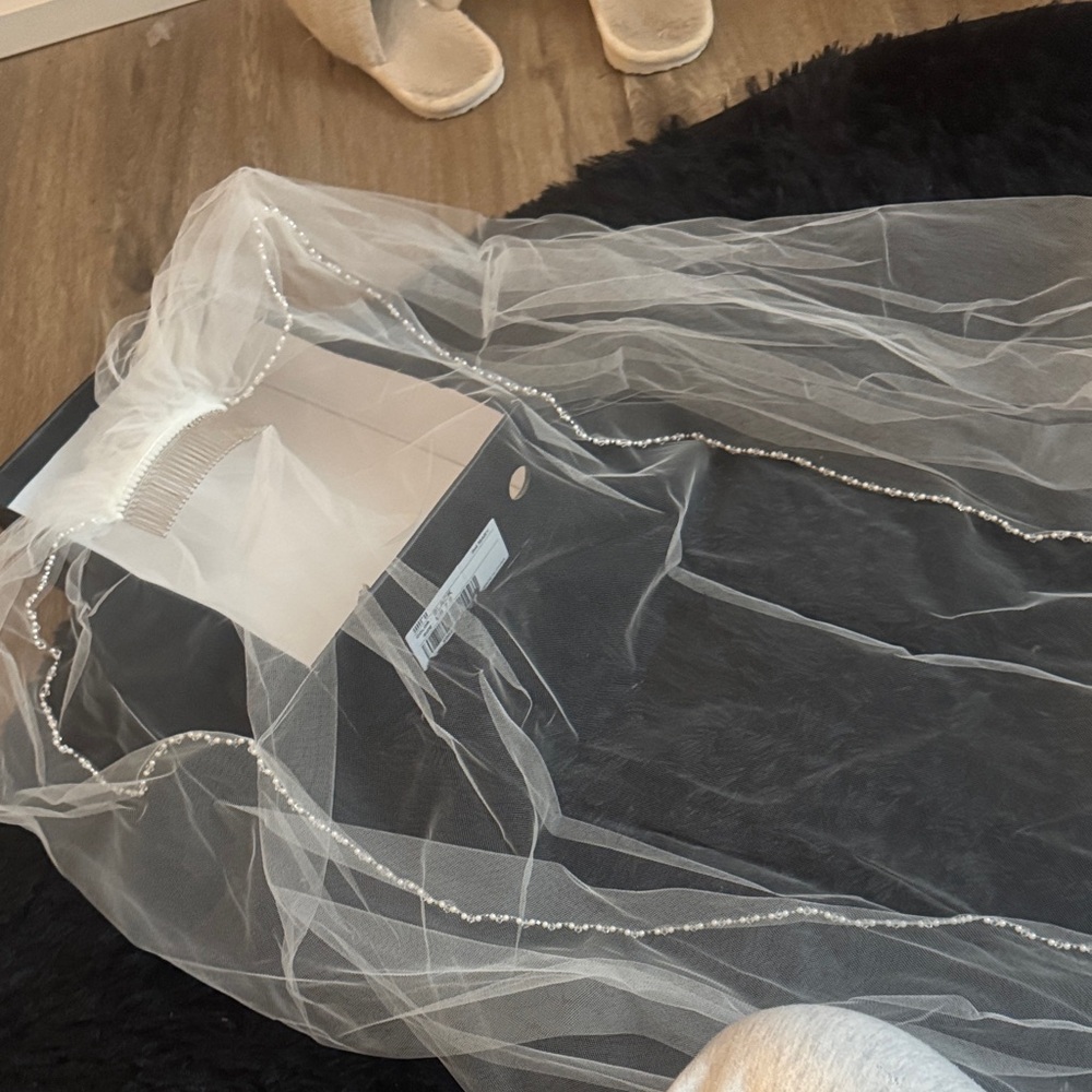 Elegant White Bridal Veil with Pearl Accents